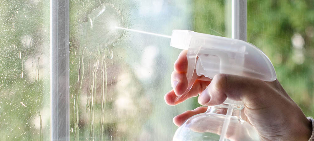 Как просто и эффективно почистить окна народными средствами?