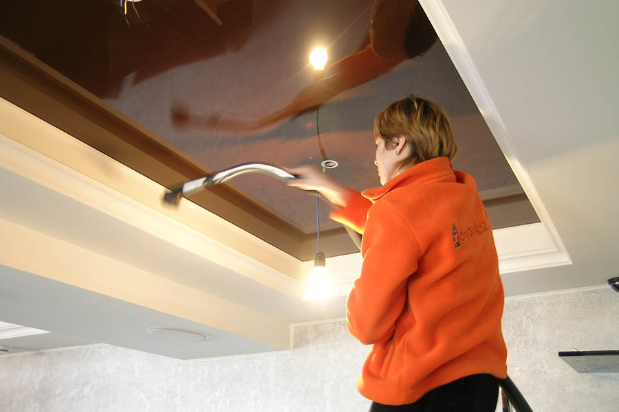 Как мыть глянцевый натяжной потолок?